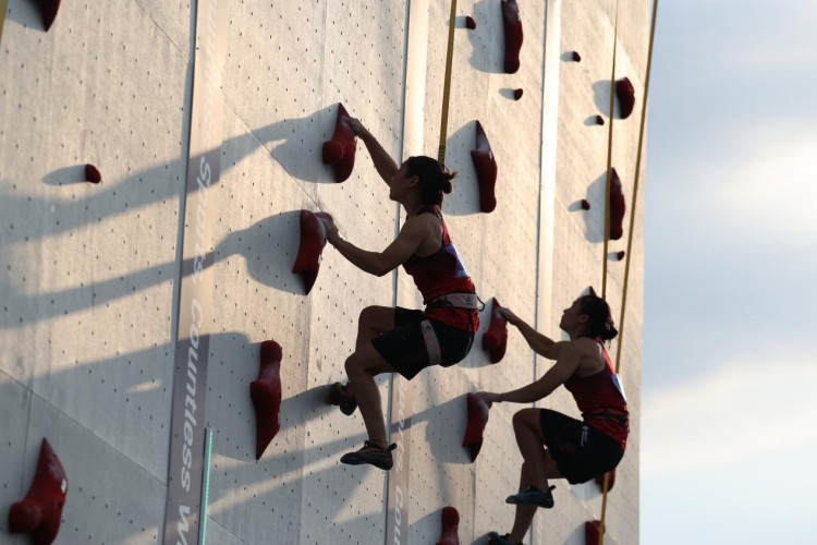 图为攀岩女 图为攀岩女