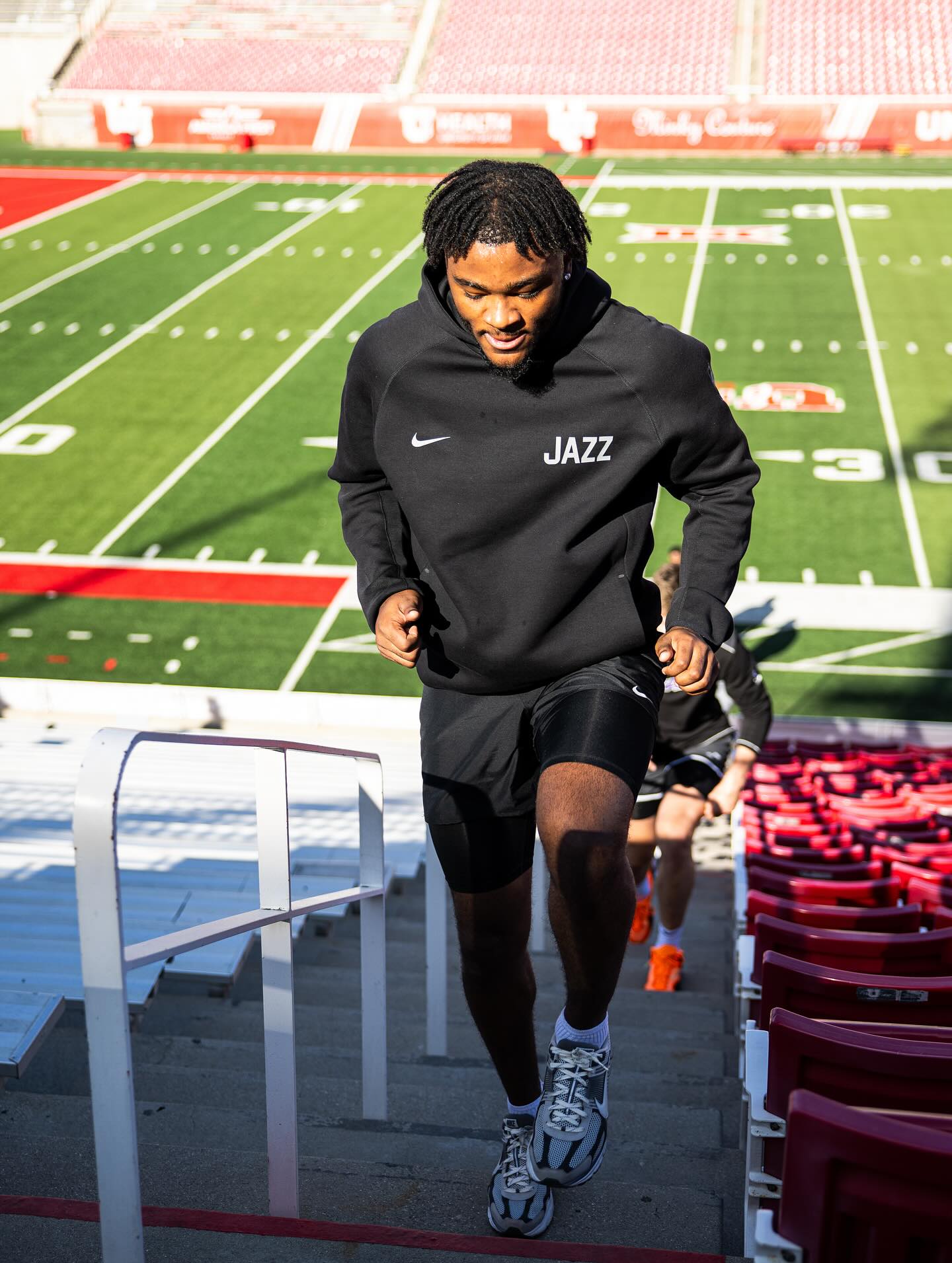 div, 橄榄球场训